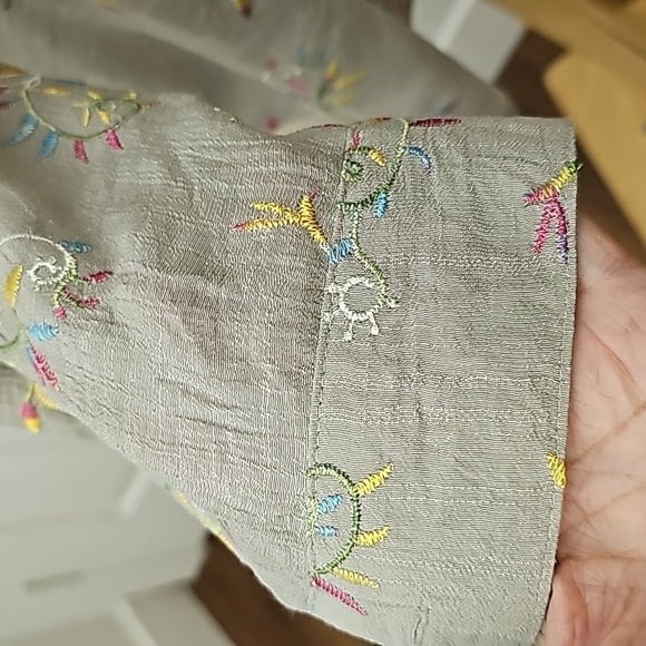 Floral Embroidered Button-Up Blouse - Picture 3 of 12